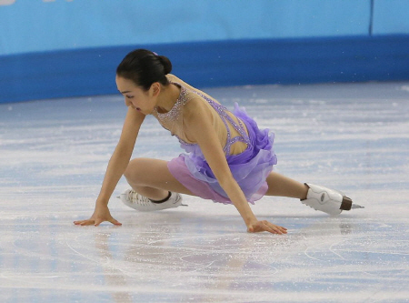 最初のトリプルアクセルで転倒する浅田真央＝ソチ（撮影・飯室逸平）