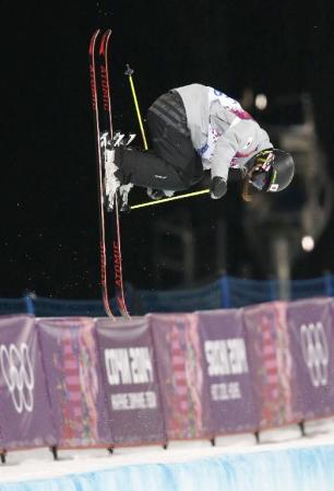 　女子ハーフパイプ決勝２回目　エアを決める小野塚彩那＝ソチ（共同）