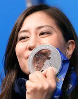 　スノーボード女子パラレル大回転の銀メダルにキスをする竹内智香＝１９日（共同）