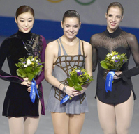 　フラワーセレモニーで笑顔を見せるフィギュアスケート女子のメダリスト。（左から）２位のキム・ヨナ、優勝したアデリナ・ソトニコワ、３位のカロリナ・コストナー＝ソチ（共同）