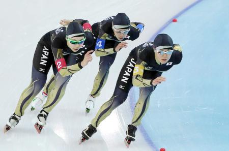 パシュートで韓国に勝利した（左から）押切美沙紀、高木菜那、田畑真紀（撮影・飯室逸平）