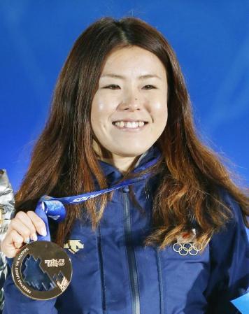 　ソチ冬季五輪のフリースタイルスキー女子ハーフパイプの表彰式で、銅メダルを手に笑顔の小野塚彩那＝21日（共同）