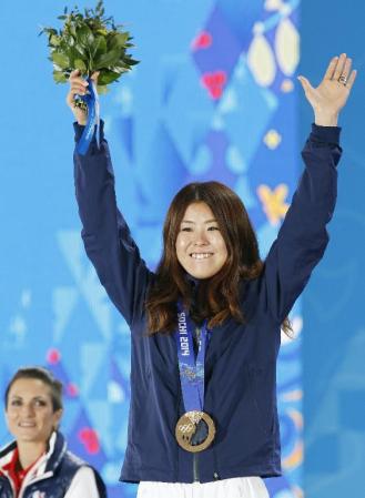 　ソチ冬季五輪のフリースタイルスキー女子ハーフパイプの表彰式で、銅メダルを胸に笑顔の小野塚彩那＝21日（共同）