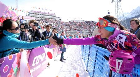 　決勝トーナメント１回戦で敗退するも、応援に駆けつけた三星マナミ（左）と握手を交わし充実の表情を見せる竹内智香（撮影・飯室逸平）