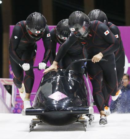 　男子４人乗り２回戦　スタートする（左から）佐藤、宮崎、鈴木、黒岩の日本＝ソチ（共同）