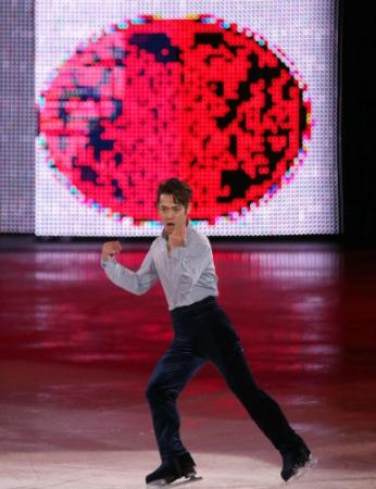 エキシビジョンで日の丸を背に熱演する高橋大輔＝ソチ（撮影・飯室逸平）〓〓