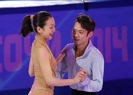 高橋大輔と寄り添いダンスする浅田真央＝ソチ（撮影・飯室逸平）