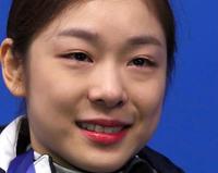 　メダル授与式の後、涙ながらに報道陣取材に応じるキム・ヨナ（撮影・飯室逸平）