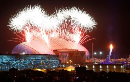 ソチ冬季五輪の閉会式が始まり、フィシュト五輪スタジアムで打ち上げられた花火＝23日、ソチ（共同）