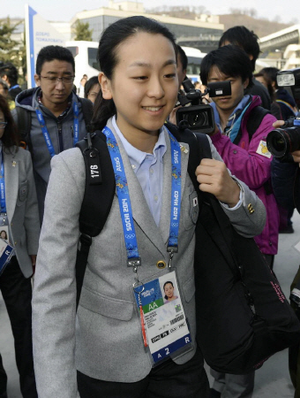 　帰国のためソチ空港を出発するフィギュアスケート女子の浅田真央＝24日（共同）