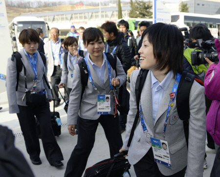 　日本に向けソチ空港を出発するカーリング女子の（右から）船山、吉田、小野寺。奥は小笠原＝24日（共同）