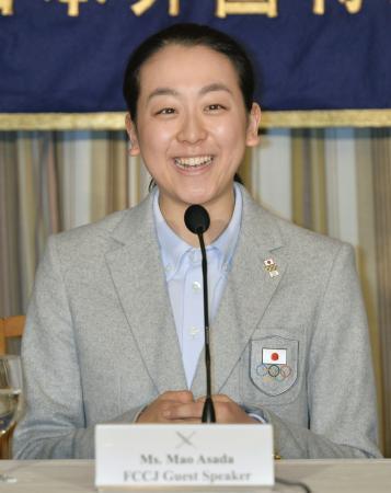 　日本外国特派員協会で記者会見するフィギュアスケートの浅田真央＝２５日午後、東京・有楽町
