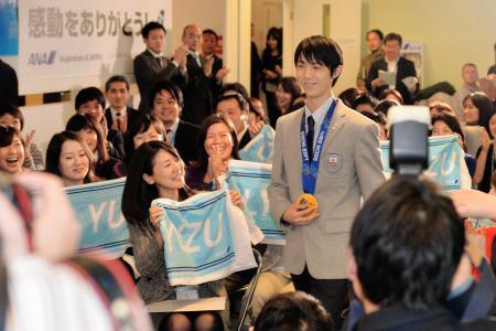 　ＡＮＡ社での金メダル報告会、社員の笑顔に出迎えられる羽生結弦（撮影・田村亮介）