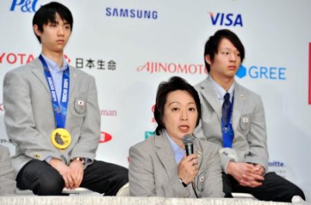 　日本代表選手団帰国時記者会見であいさつする橋本聖子団長（左は羽生結弦、右は平野歩夢）