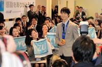 　ＡＮＡ社での金メダル報告会、社員の笑顔に出迎えられる羽生結弦（撮影・田村亮介）