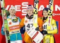 　Ｗ杯ジャンプ男子個人第２１戦で３位に入り、表彰台に立つ葛西紀明（右）。中央は優勝のセベリン・フロイント＝ファルン（ＡＰ＝共同）