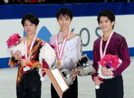 笑顔で記念撮影におさまる（左から）２位の町田樹、優勝した羽生結弦、３位の小塚崇彦