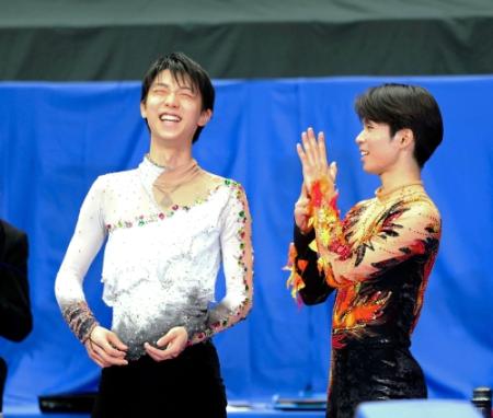 ２位の町田樹（右）と話し、笑顔がはじける優勝した羽生結弦