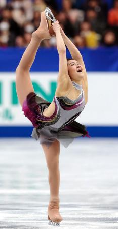 　女子ＳＰでスピンを披露する村上佳菜子