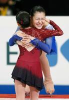 　表彰式で２位の宮原知子（手前）と抱き合って喜ぶ優勝した村上佳菜子（共同）