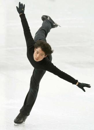 　公式練習で調整する町田樹（共同）