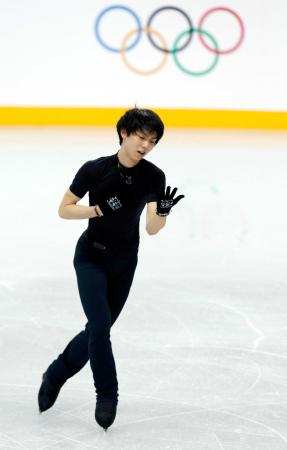 　公式練習で調整する羽生結弦（共同）