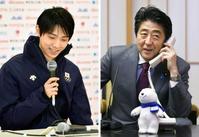 　ソチ冬季五輪のフィギュアスケート男子優勝から一夜明けた羽生（左）を、首相公邸から電話で祝福する安倍首相（代表撮影）