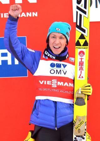 　男子個人第１４戦で３位になり、ガッツポーズで喜ぶ葛西紀明（ＡＰ＝共同）