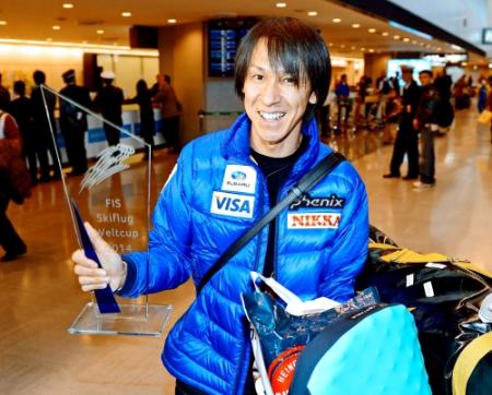 　スキージャンプＷ杯で史上最年長優勝を果たして帰国、優勝クリスタルを披露する葛西紀明（撮影・村中拓久）