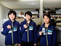 ソチ五輪へと出発した高梨沙羅（右）らノルディックスキー・ジャンプ女子の日本代表メンバー