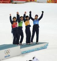 銅メダルを獲得し喜びを爆発させる（右から）葛西紀明、伊東大貴、竹内択、清水礼留飛（撮影・飯室逸平）