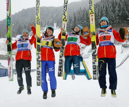 女子団体で優勝し、ジャンプして喜ぶ（左から）高梨沙羅、山田優梨菜、岩佐明香、伊藤有希（共同）
