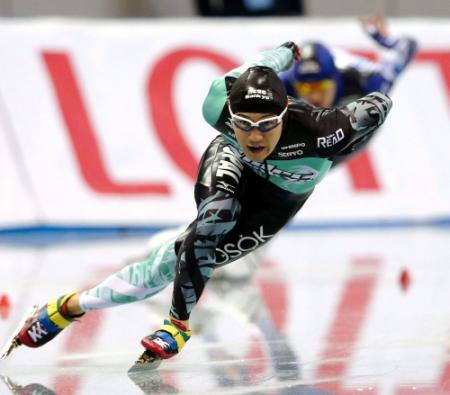 力強い滑りで男子５００メートルを優勝した加藤条治（撮影・飯室逸平）