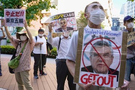 東京五輪・パラリンピックの開催に反対する市民約30人が、ＩＯＣのバッハ会長が宿泊するホテルに向かってデモ行進した＝17日午後、東京都内