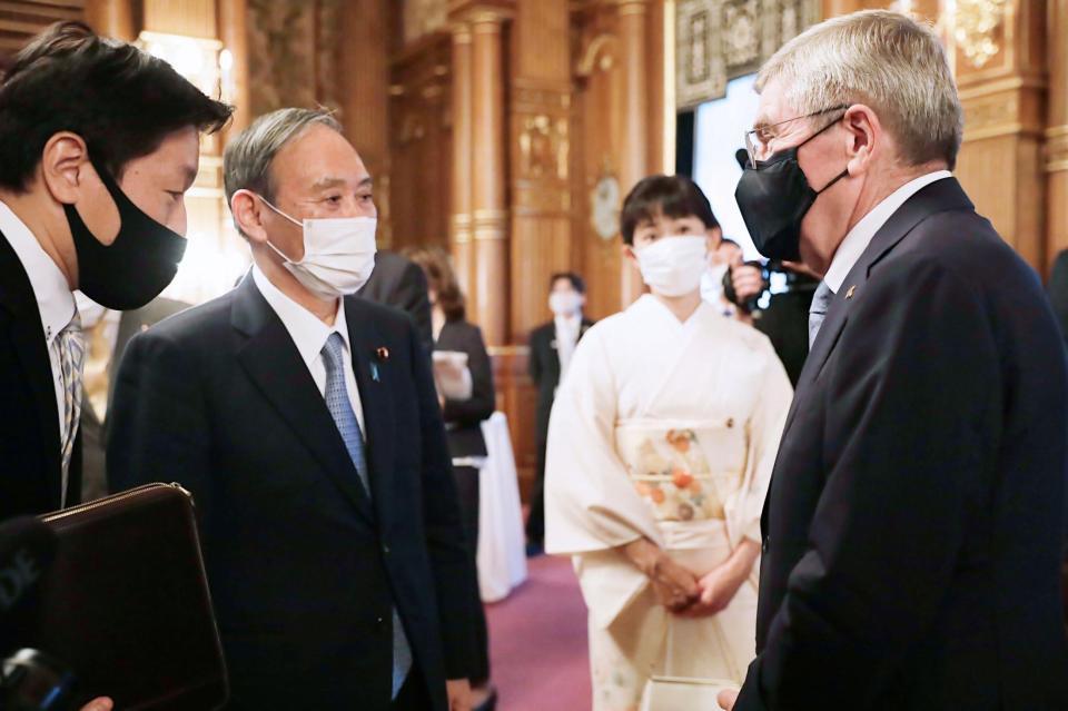 　迎賓館で開かれた歓迎会で言葉を交わす菅首相（左から２人目）とＩＯＣのバッハ会長（Ｃ）Ｔｏｋｙｏ２０２０