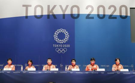 　メインプレスセンターで記者会見する日本選手団の福井烈団長（右から３人目）、尾県貢総監督（同２人目）ら＝２０日午後、東京都江東区