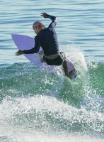 　初めての公式練習で波の感触を確かめる五十嵐カノア＝釣ケ崎海岸