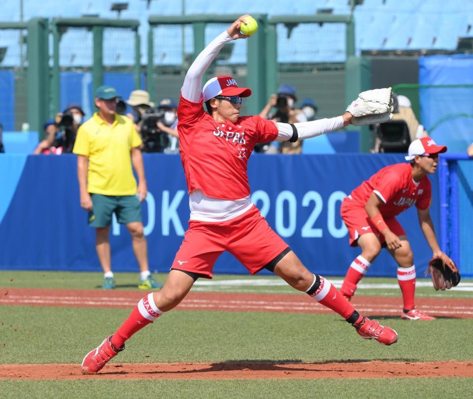 　１回、第１球を投じるソフトボール日本代表・上野由岐子（撮影・堀内翔）