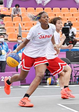 　練習する馬瓜ス（左）と篠崎