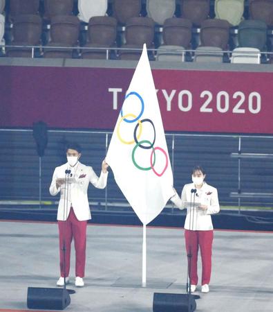 選手宣誓する山縣亮太（左）と石川佳純（撮影・堀内翔）