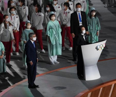 　開幕を宣言する橋本聖子会長。左はバッハ会長（撮影・堀内翔）