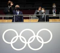 東京五輪開会式　開会式で手を振られる天皇陛下。左はＩＯＣのバッハ会長（代表撮影）