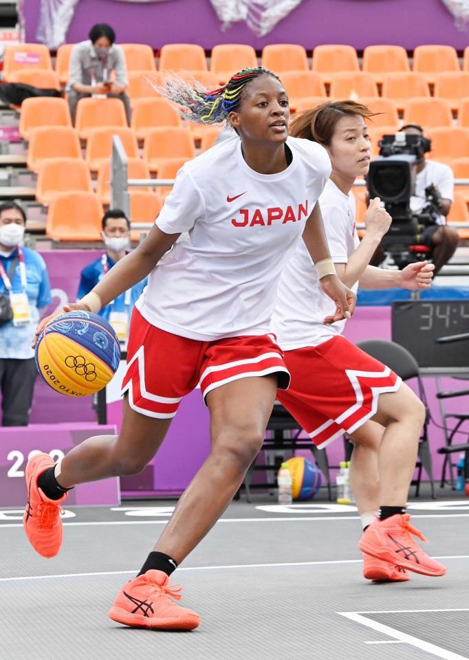 　練習する馬瓜ス（左）と篠崎