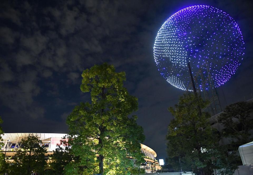 　夜空にドローンを使用した映像が登場した（撮影・西岡正）