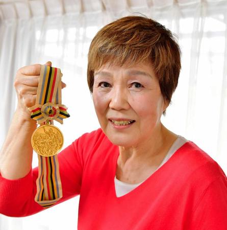 　金メダルを掲げる神田好子さん＝１７年５月