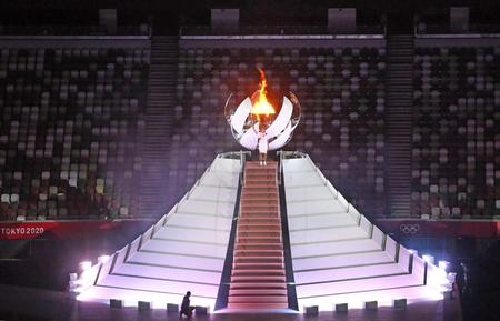 聖火台に点灯した大坂なおみ（撮影・堀内翔）