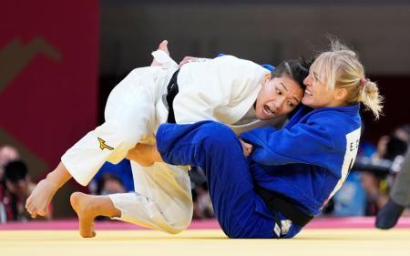 　女子４８キロ級　初戦の２回戦でハンガリー選手（右）を攻める渡名喜風南＝日本武道館