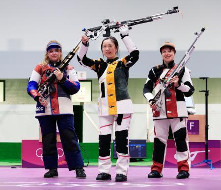 　女子エアライフルで金メダルを獲得し喜ぶ楊倩（中央）。左は銀メダルのアナスタシア・ガラシナ、右は銅メダルのニナ・クリステン＝自衛隊朝霞訓練場
