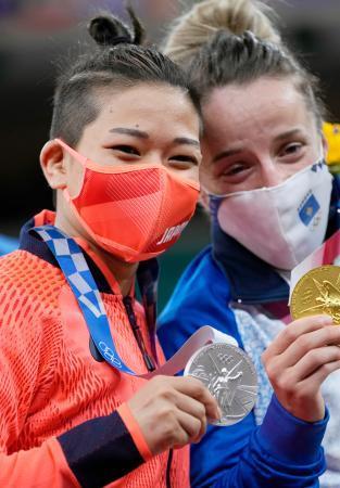　女子４８キロ級で準優勝し、メダルを手に笑顔の渡名喜風南（左）＝日本武道館
