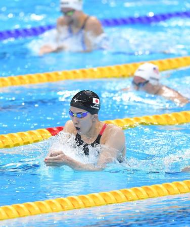 　予選で力泳する大橋悠依（手前）＝撮影・高部洋祐